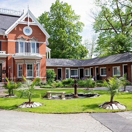 The Woodview Inn Gananoque Exterior photo